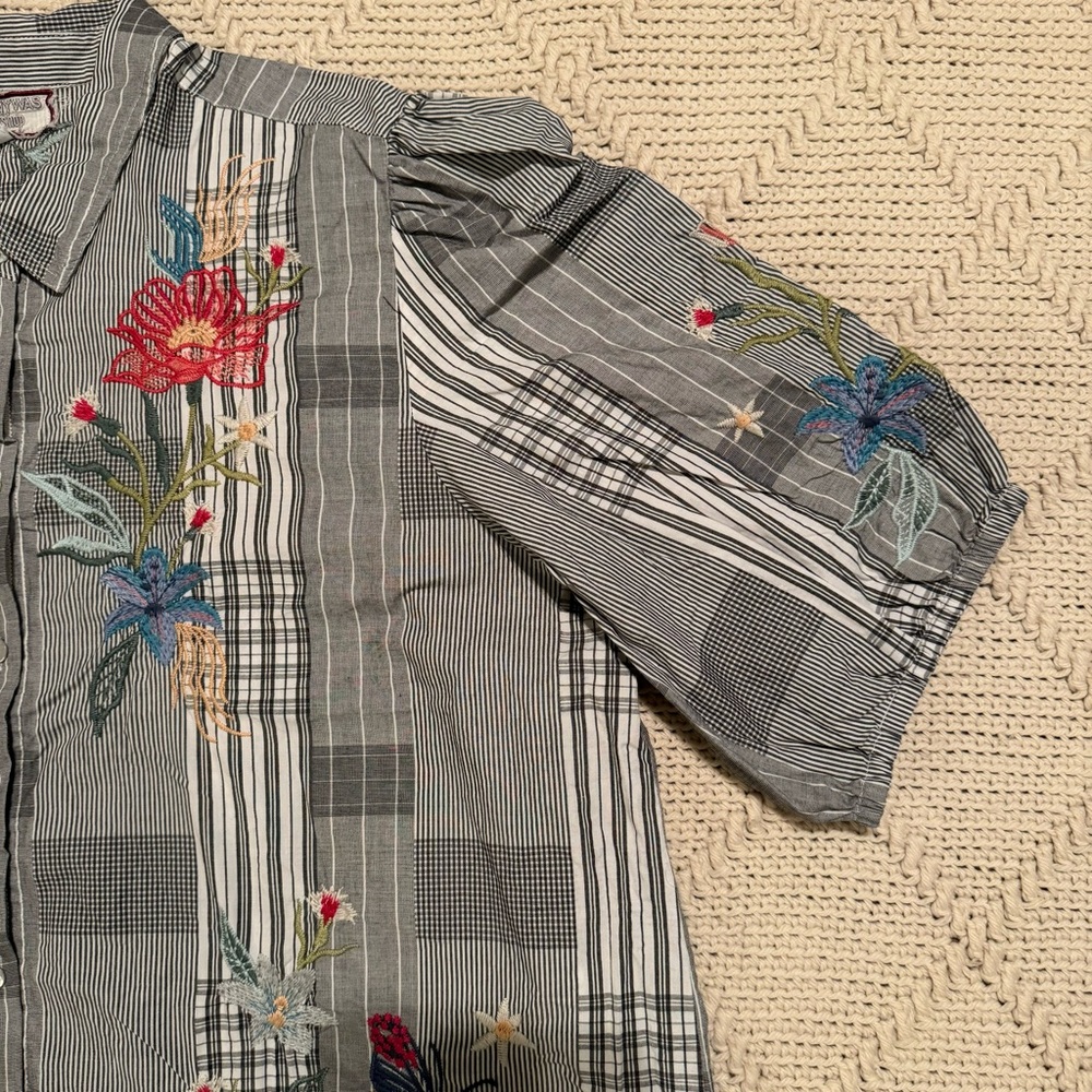 Johnny Was Gray Plaid Button-Down Shirt with Multicolor Floral Embroidery - Picture 4 of 8